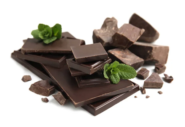 Вкусный Темный Шоколад Куски Мятой Белом Фоне — стоковое фото