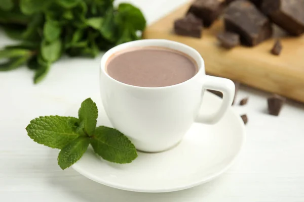 Copo Chocolate Quente Delicioso Hortelã Fresca Mesa Madeira Branca — Fotografia de Stock