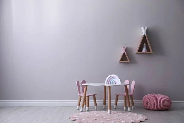 Χαριτωμένο Εσωτερικό Παιδικό Δωμάτιο Έπιπλα Παιχνίδια Και Wigwam Σχήμα Ράφια — Φωτογραφία Αρχείου
