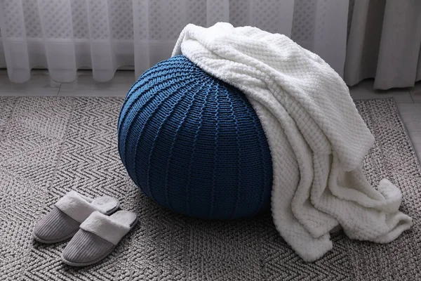 Soft Blanket Stylish Blue Pouf Slippers Room — Stock Photo, Image