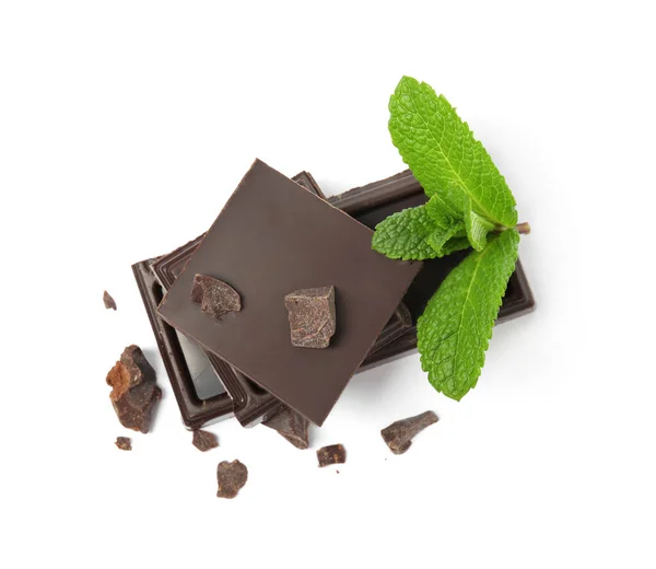 Leckere Dunkle Schokoladenstücke Mit Minze Auf Weißem Hintergrund Draufsicht — Stockfoto