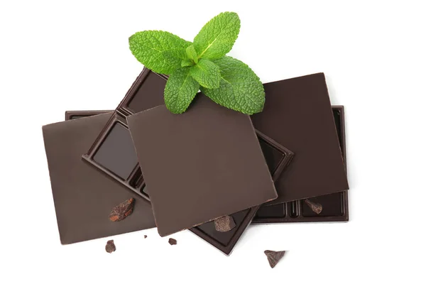 Sabrosas Piezas Chocolate Negro Con Menta Sobre Fondo Blanco Vista — Foto de Stock