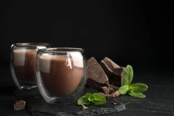 Kaca Coklat Panas Yang Lezat Potongan Dan Mint Segar Atas — Stok Foto