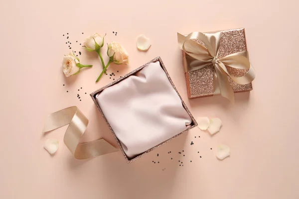 Caixa Presente Aberta Confetes Rosas Sobre Fundo Rosa Flat Lay — Fotografia de Stock