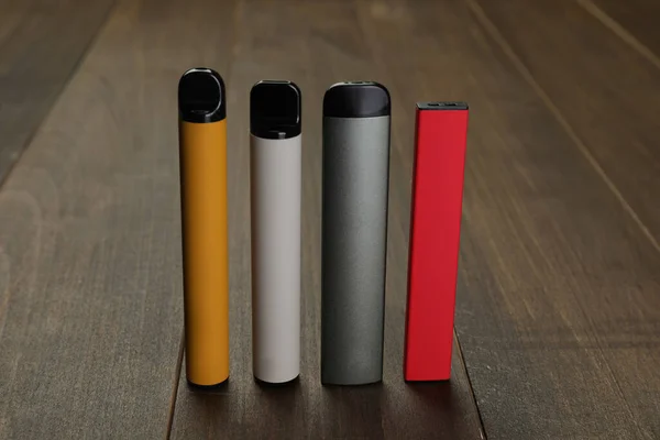 Viele Verschiedene Elektronische Zigaretten Auf Holztisch — Stockfoto