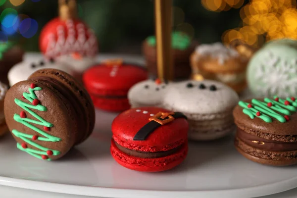 Krásně Zdobené Vánoční Macaronů Stojanu Proti Rozmazané Slavnostní Světla Detailní — Stock fotografie