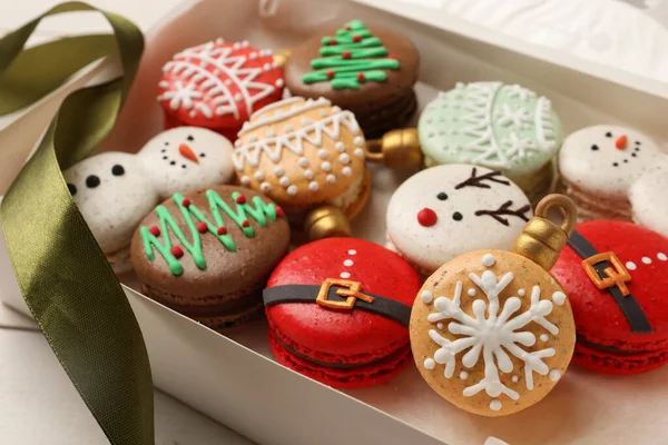 Krásně Zdobené Vánoční Macaronky Krabici Stuha Bílém Stole Detailní Záběr — Stock fotografie