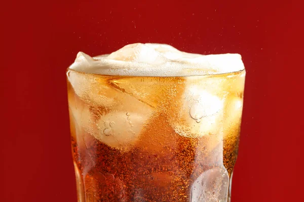 Copo Refrigerante Refrescante Bebida Com Cubos Gelo Fundo Vermelho Close — Fotografia de Stock