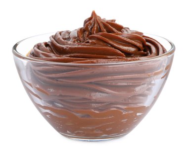 Lezzetli haşlanmış konsantre süt kasesi beyaza izole edilmiş.