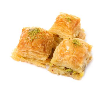Beyaz arka planda fıstıklı enfes baklava.