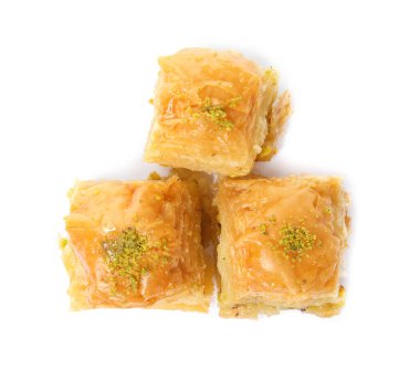 Beyaz arka planda fıstıklı enfes bir baklava.