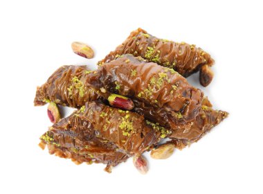 Beyaz arka planda fıstıklı enfes bir baklava.
