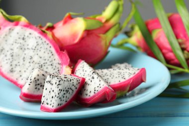 Lezzetli kesim tabağı ve tüm beyaz pitahaya meyveleri masada, yakın plan.