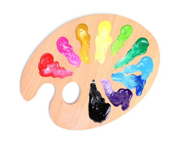 Beyaz arka planda boyaları olan bir palet, üst manzara. Sanatçı ekipmanı