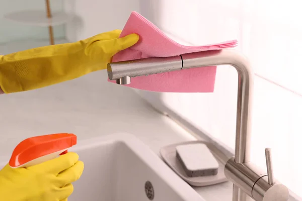 Faucet Limpeza Mulher Com Pano Detergente Cozinha Close — Fotografia de Stock