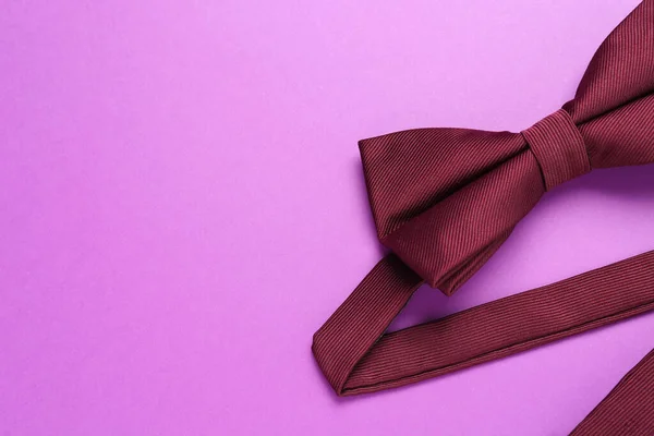 Stílusos Burgundi Csokornyakkendő Lila Háttérrel Felülnézetből Szöveg Helye — Stock Fotó
