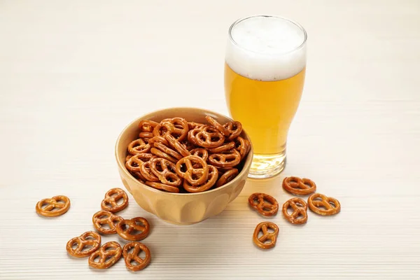Leckere Brezenknacker Und Ein Glas Bier Auf Weißem Holztisch — Stockfoto