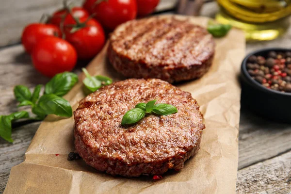 Smaklig Grillad Hamburgare Biffar Med Körsbärstomater Och Smaksättning Träbord Närbild — Stockfoto