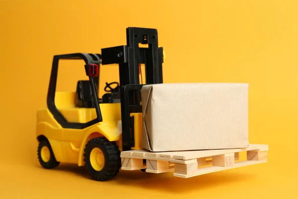 Toy Forklift Dengan Palet Kayu Dan Kotak Pada Latar Belakang — Stok Foto