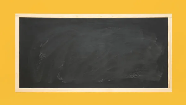 Chalkboard Preto Sujo Fundo Laranja Equipamento Escolar — Fotografia de Stock