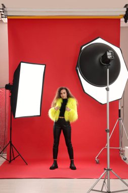 Stüdyoda poz veren güzel bir Afro-Amerikan modeli. Profesyonel fotoğraf oturumu