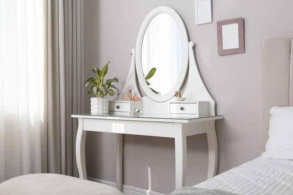 Элегантный Туалетный Столик Зеркалом Окна Спальне — стоковое фото