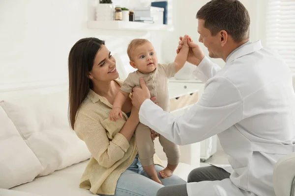 Mor Med Sin Söta Baby Besöker Barnläkare Kliniken — Stockfoto
