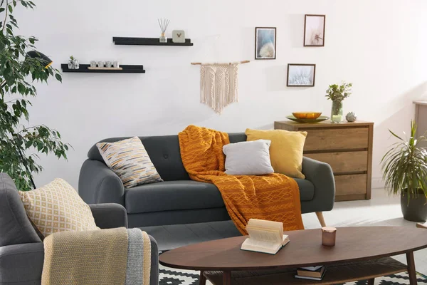 Interior Elegante Sala Estar Com Sofá Confortável Mesa Madeira — Fotografia de Stock
