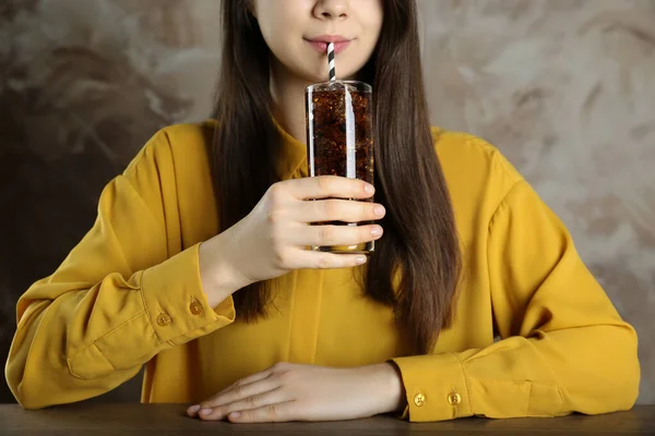 Γυναίκα Πίνοντας Κόλα Πάγο Στο Ξύλινο Τραπέζι Γκρι Φόντο Closeup — Φωτογραφία Αρχείου