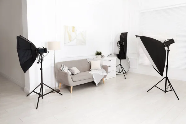 Conjunto Elegantes Muebles Rodeados Equipos Iluminación Profesional Estudio Fotográfico Acogedora —  Fotos de Stock