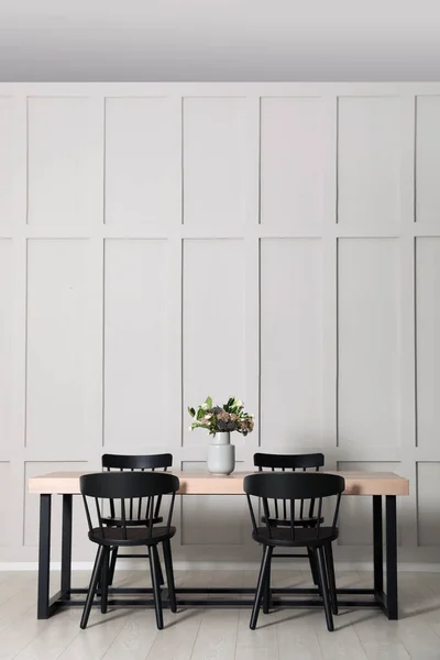 Κομψό Εσωτερικό Τραπεζαρίας Ξύλινο Τραπέζι Και Καρέκλες Κοντά Μούχλα Τοίχου — Φωτογραφία Αρχείου