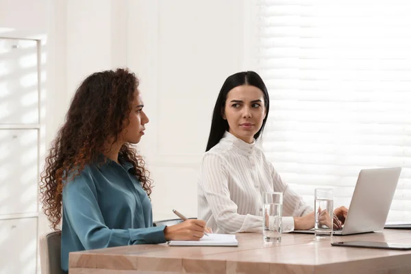 Afro Amerikaanse Vrouw Die Lijdt Aan Rassendiscriminatie Het Werk — Stockfoto