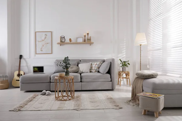 Wohnzimmer Mit Bequemem Grauen Sofa Hocker Und Stilvollen Interieur Elementen — Stockfoto