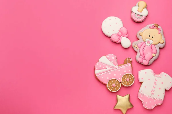 Schattige Smakelijke Koekjes Van Verschillende Vormen Roze Achtergrond Plat Gelegd — Stockfoto