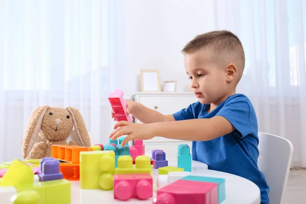 Милый Мальчик Играет Красочными Блоками Столом Комнате — стоковое фото