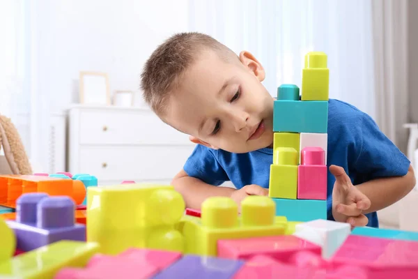 Lindo Niño Jugando Con Bloques Construcción Colores Mesa Habitación — Foto de Stock