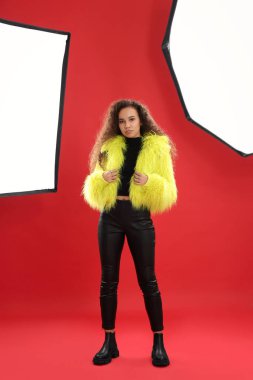 Stüdyoda poz veren güzel bir Afro-Amerikan modeli. Profesyonel fotoğraf oturumu