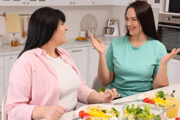 Ευτυχισμένες Υπέρβαρες Γυναίκες Που Έχουν Υγιεινό Γεύμα Μαζί Στο Τραπέζι — Φωτογραφία Αρχείου