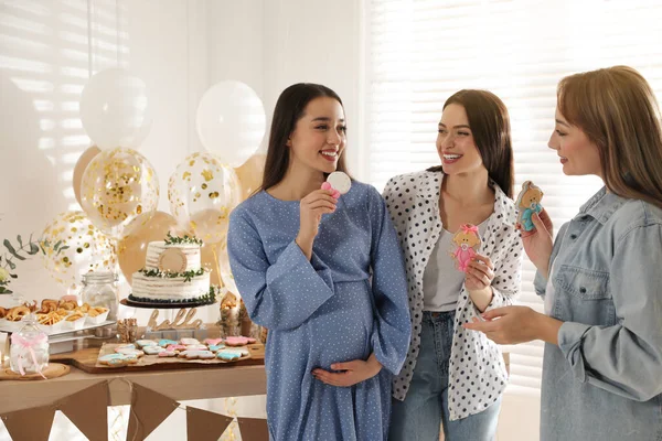 在婴儿淋浴派对上 快乐的孕妇和她的朋友们带着美味的饼干 — 图库照片