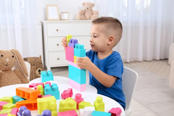 Милый Мальчик Играет Красочными Блоками Столом Комнате — стоковое фото