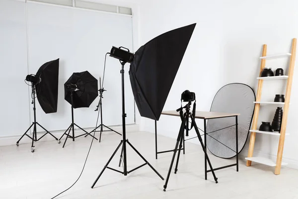 镜头前的空桌子和室内的专业照明设备 摄影室 — 图库照片