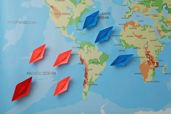 世界地图上色彩斑斓的纸船 — 图库照片