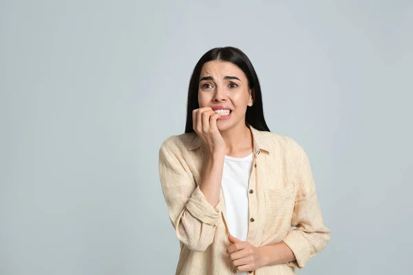 Junge Frau Beißt Ihre Nägel Auf Hellgrauem Hintergrund Raum Für — Stockfoto