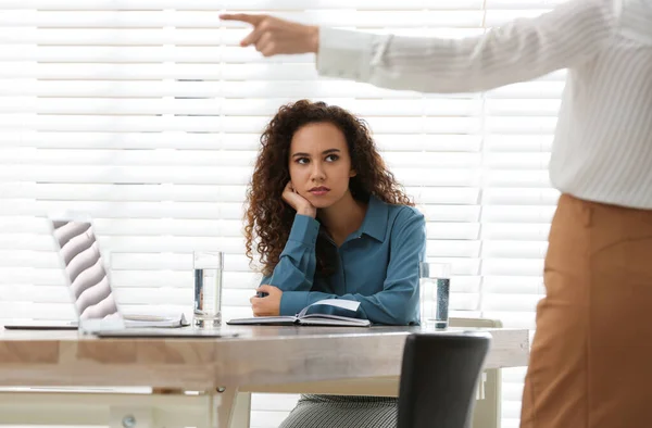 Afro Amerikaanse Vrouw Die Lijdt Aan Rassendiscriminatie Het Werk — Stockfoto