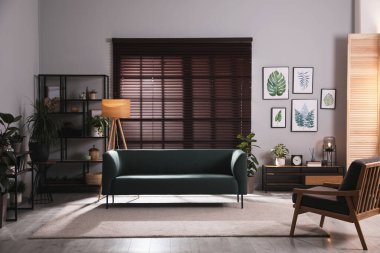 Şık bir oturma odası, rahat bir koltuk ve koltuğu var.