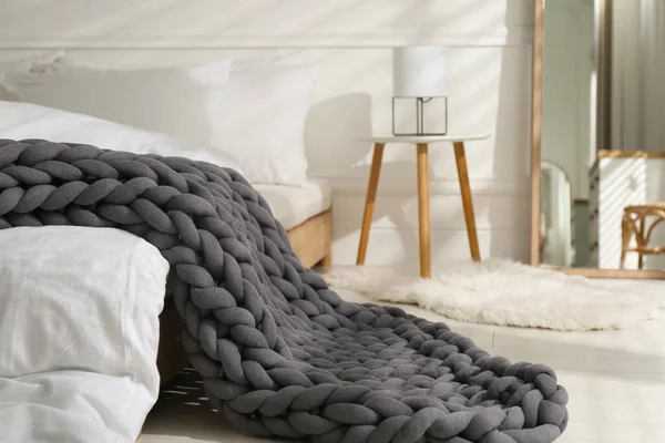 柔らかいチュンキーニット毛布ベッドの上の部屋 — ストック写真