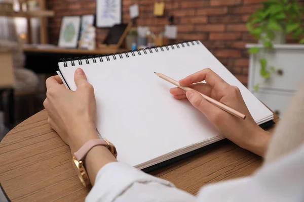 Dibujo Mujer Cuaderno Dibujo Con Lápiz Casa Primer Plano —  Fotos de Stock
