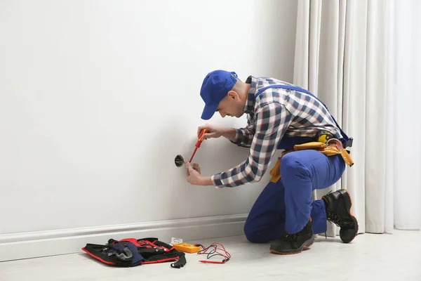 Elektriker Mit Schraubenzieher Repariert Steckdose Haus — Stockfoto