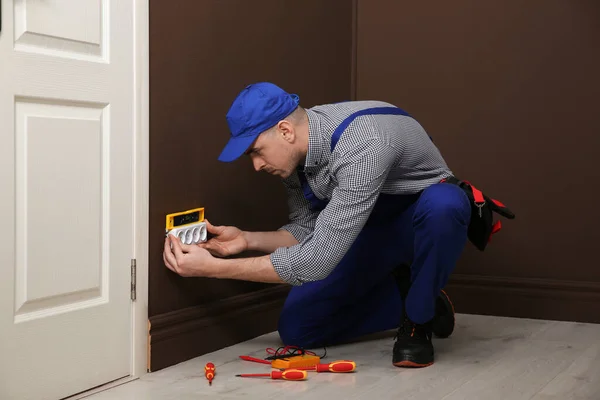 Electricista Masculino Profesional Reparando Toma Corriente Interiores — Foto de Stock
