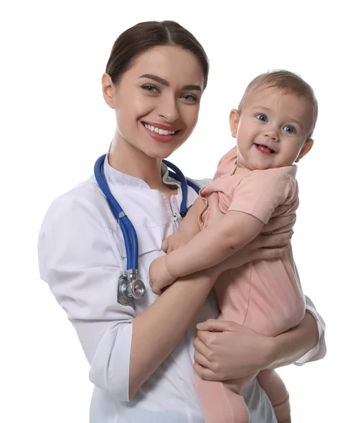 Joven Pediatra Con Lindo Bebé Sobre Fondo Blanco —  Fotos de Stock